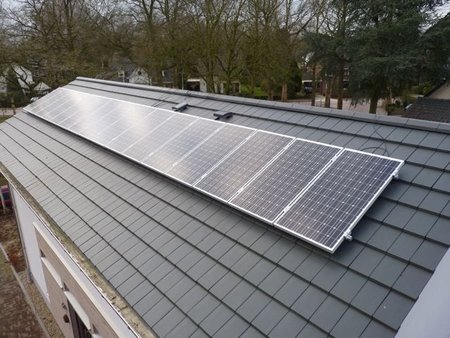 Zonnepanelen op het dak van een woning in Warnsveld.\\n\\n07-06-2012 15:21